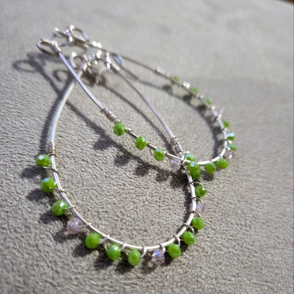 Beaded Wire Earrings Green/Pink 🌸🌿